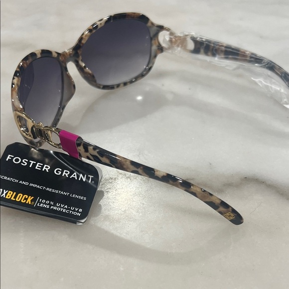 Foster Grant Tortoiseshell Sunglasses with Black Lenses - Picture 3 of 7